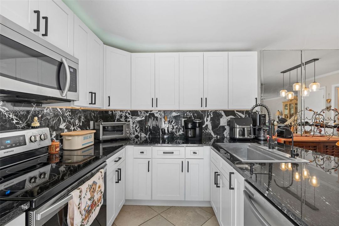 For Sale: $299,999 (2 beds, 2 baths, 1236 Square Feet)
