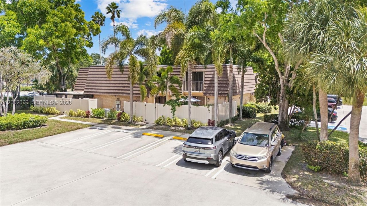 For Sale: $299,999 (2 beds, 2 baths, 1236 Square Feet)