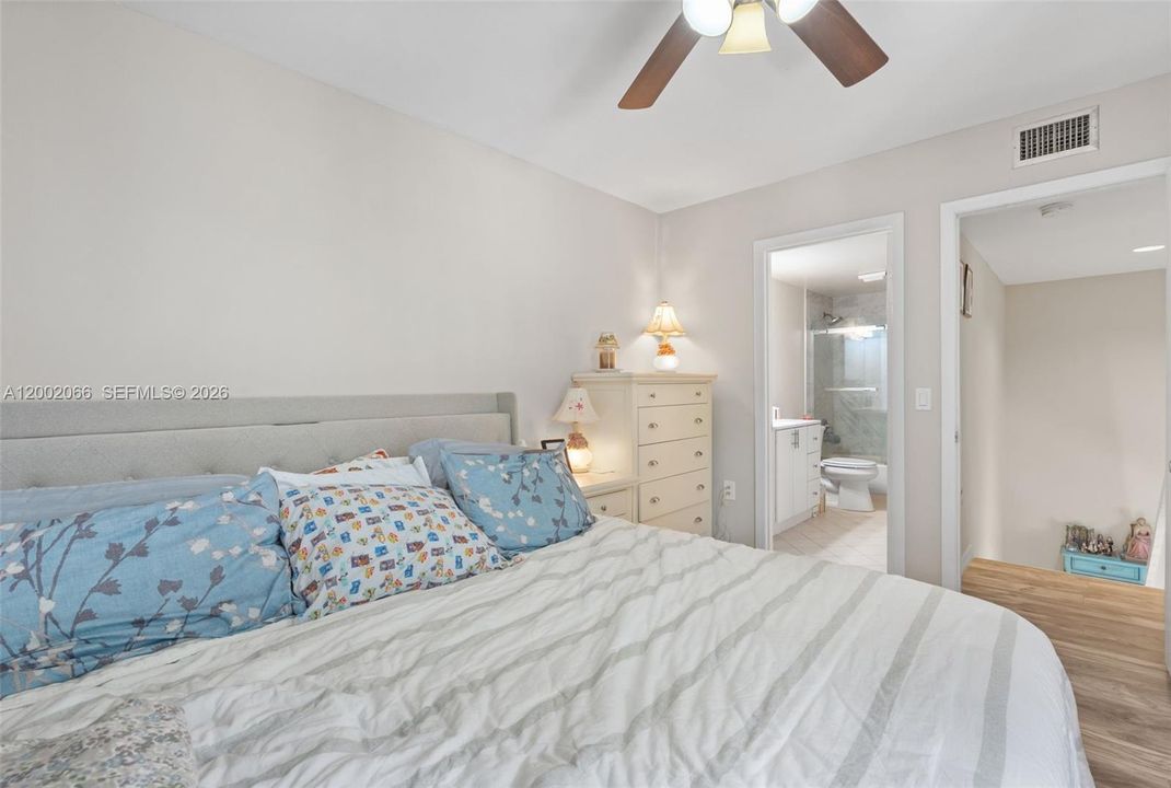 For Sale: $299,999 (2 beds, 2 baths, 1236 Square Feet)