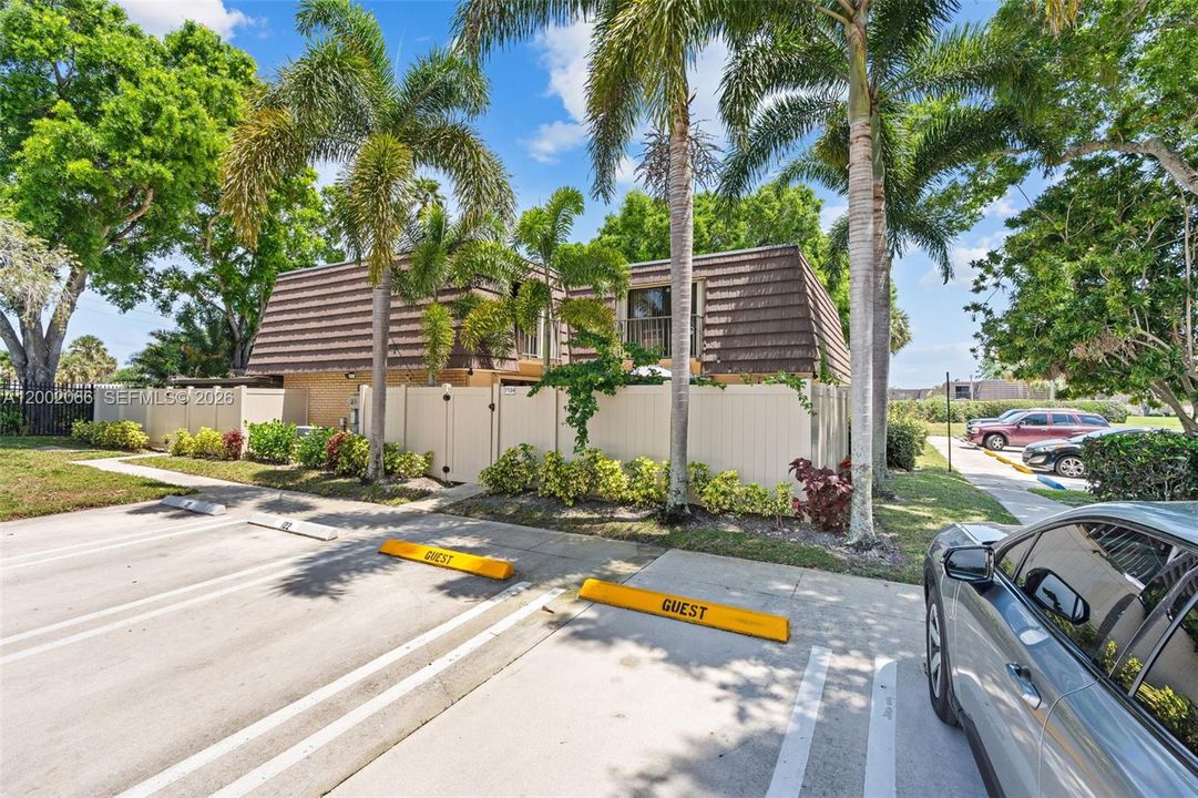 For Sale: $299,999 (2 beds, 2 baths, 1236 Square Feet)