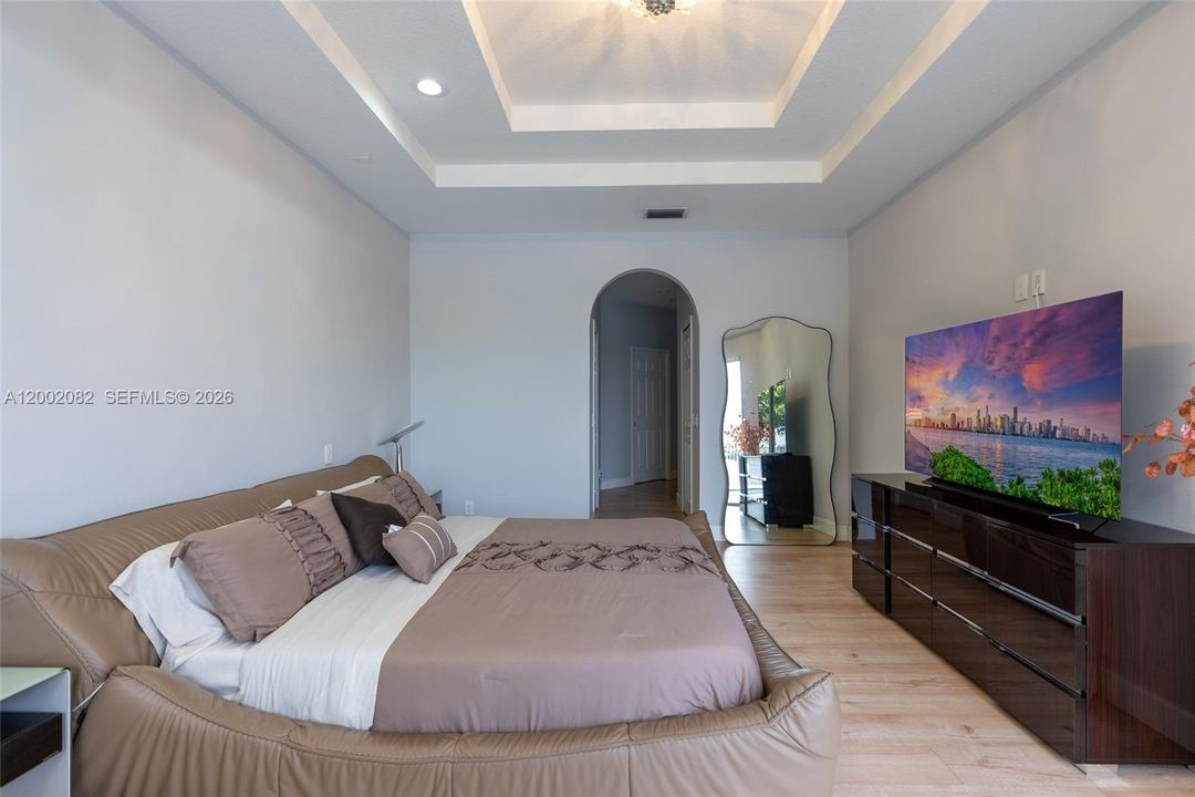 En Venta: $1,425,000 (5 camas, 3 baños, 2732 Pies cuadrados)