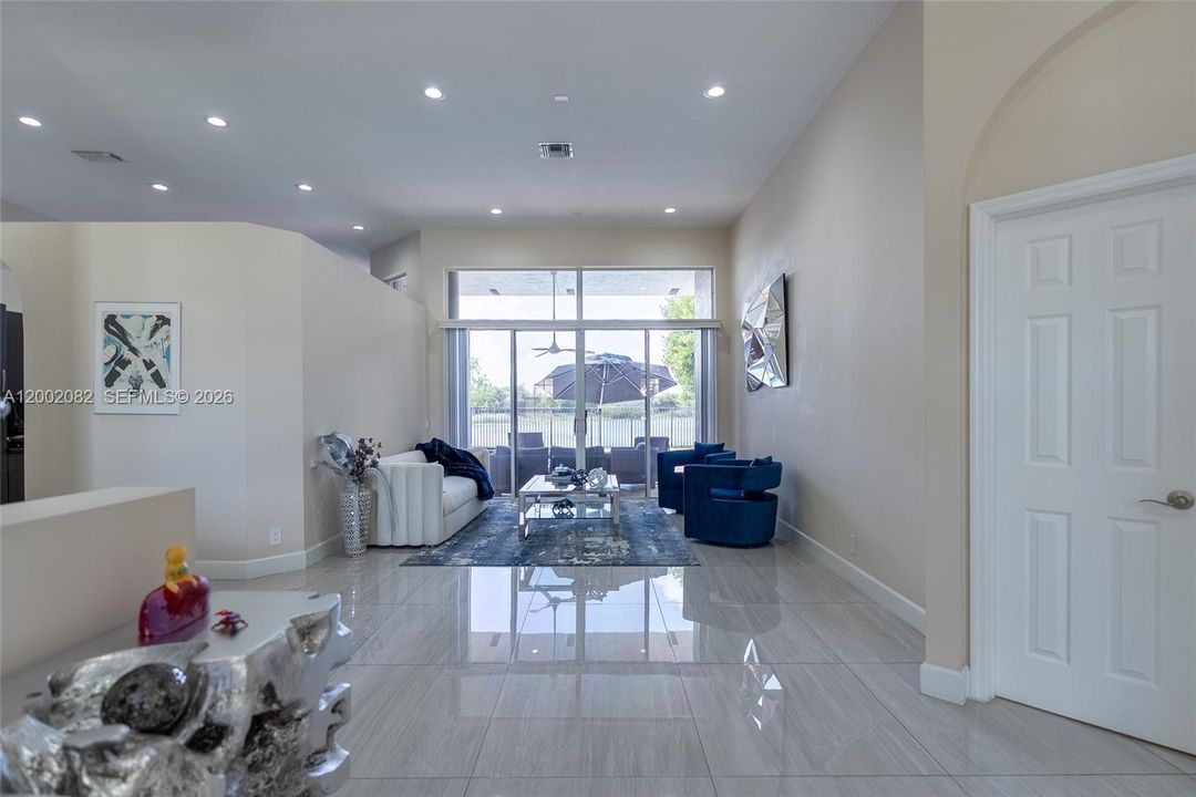 En Venta: $1,425,000 (5 camas, 3 baños, 2732 Pies cuadrados)
