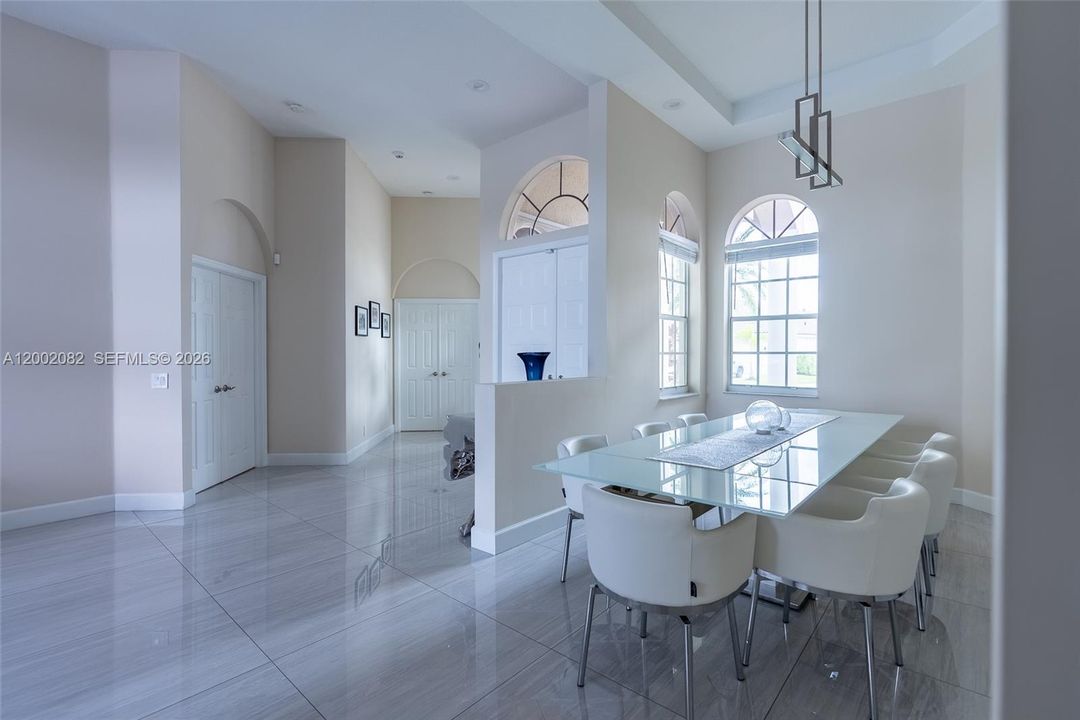 En Venta: $1,425,000 (5 camas, 3 baños, 2732 Pies cuadrados)
