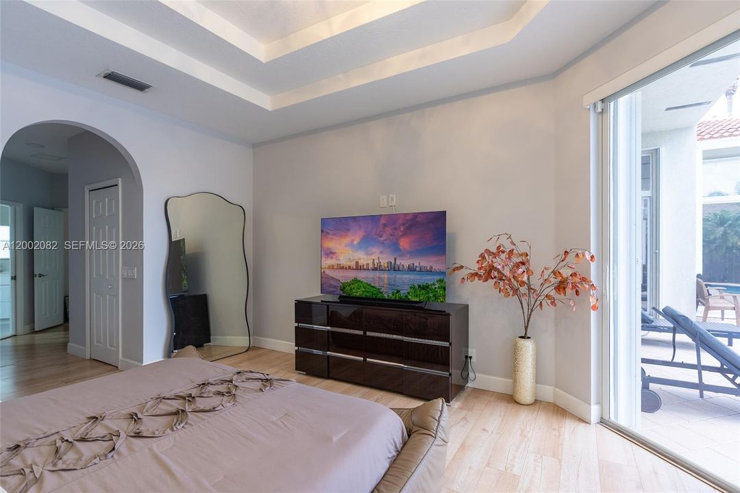 En Venta: $1,425,000 (5 camas, 3 baños, 2732 Pies cuadrados)