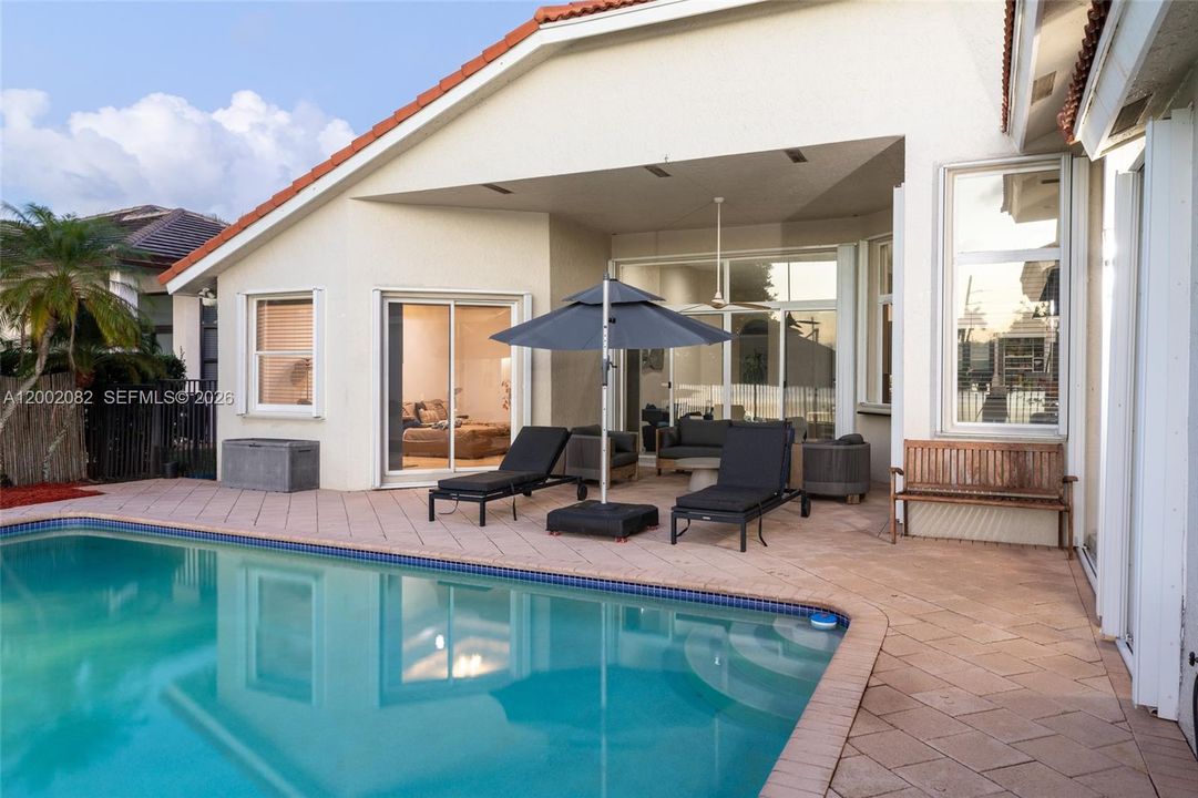 En Venta: $1,425,000 (5 camas, 3 baños, 2732 Pies cuadrados)