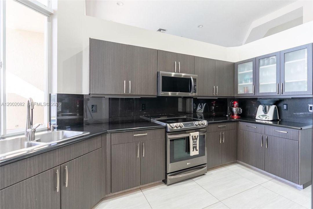 En Venta: $1,425,000 (5 camas, 3 baños, 2732 Pies cuadrados)