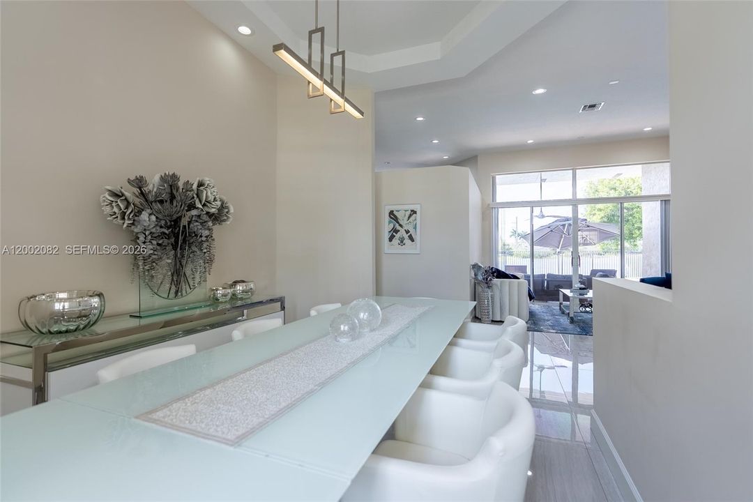 En Venta: $1,425,000 (5 camas, 3 baños, 2732 Pies cuadrados)