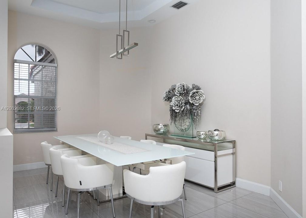 En Venta: $1,425,000 (5 camas, 3 baños, 2732 Pies cuadrados)