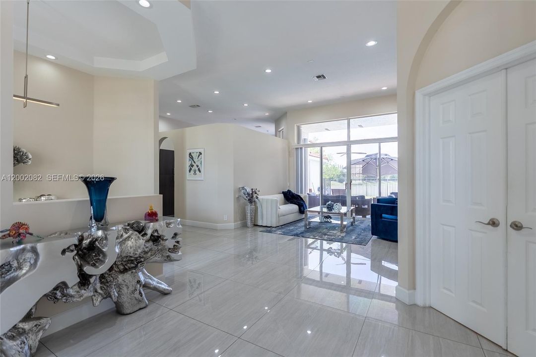 En Venta: $1,425,000 (5 camas, 3 baños, 2732 Pies cuadrados)