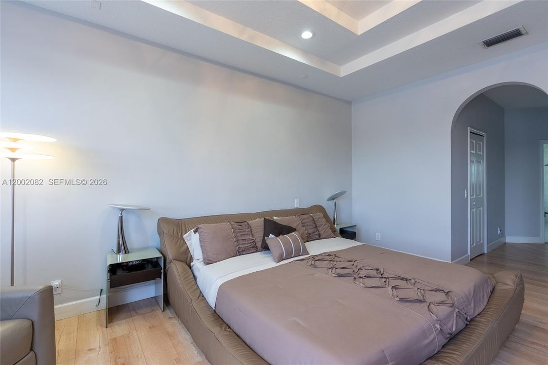 En Venta: $1,425,000 (5 camas, 3 baños, 2732 Pies cuadrados)