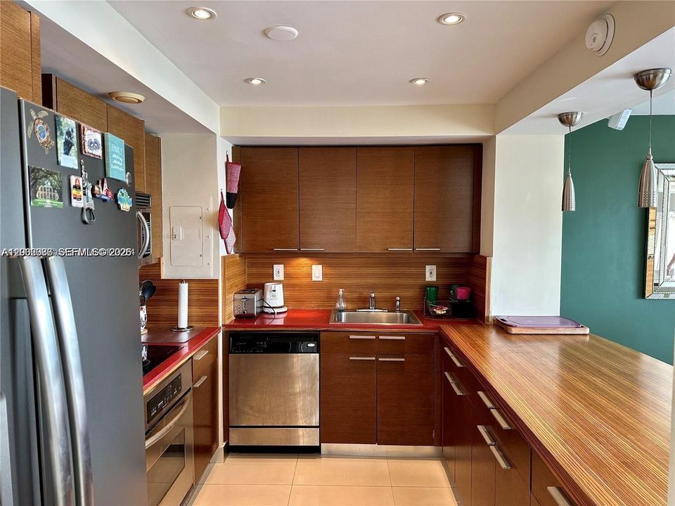 На продажу: $335,000 (2 спален, 2 ванн, 1377 Квадратных фут)