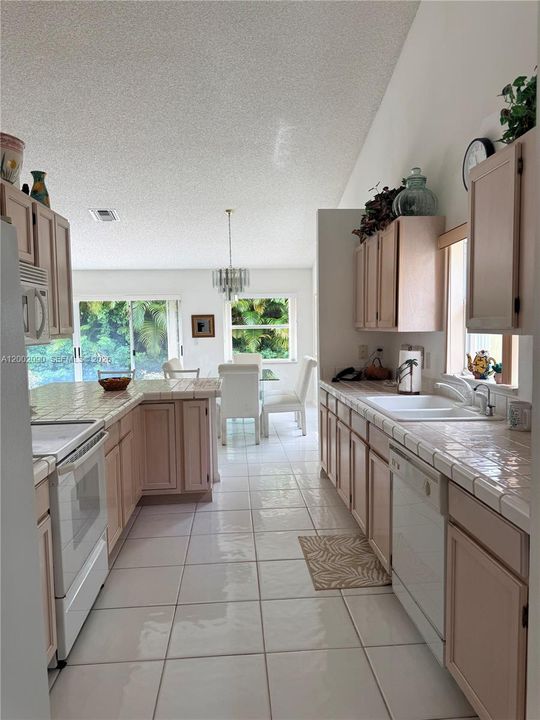 Activo con contrato: $530,000 (3 camas, 2 baños, 1864 Pies cuadrados)