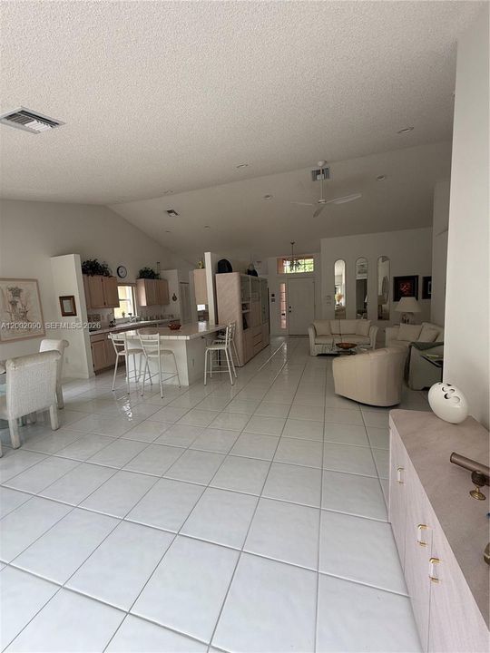 Activo con contrato: $530,000 (3 camas, 2 baños, 1864 Pies cuadrados)