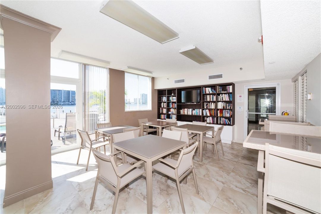 For Sale: $480,000 (2 beds, 2 baths, 1090 Square Feet)