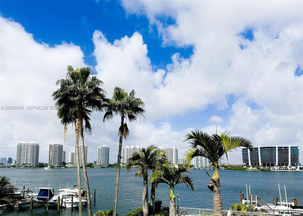 For Sale: $480,000 (2 beds, 2 baths, 1090 Square Feet)