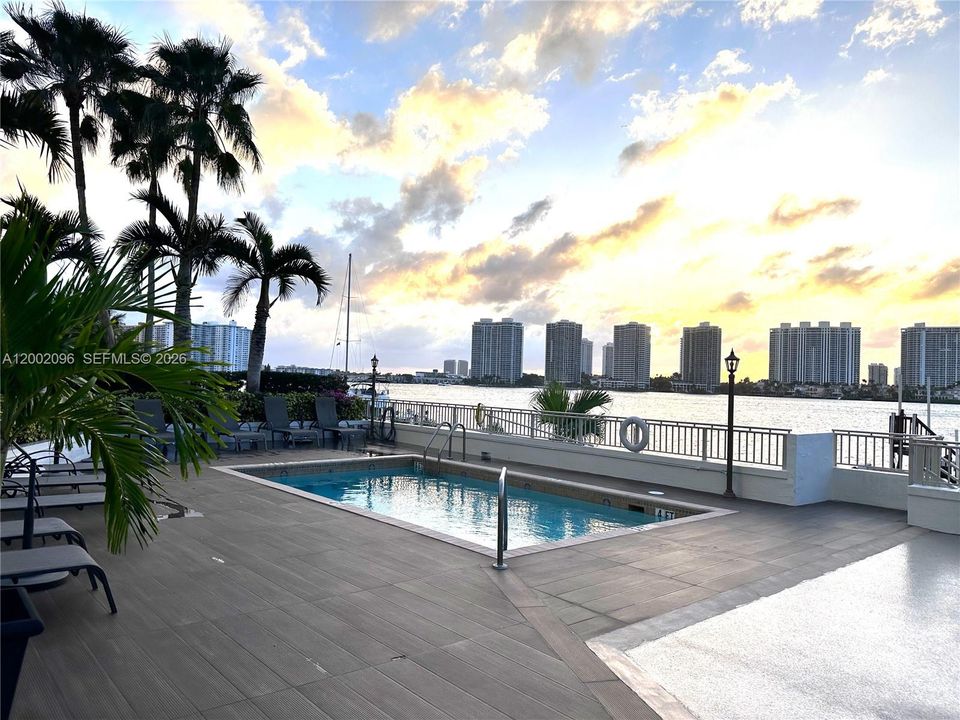 For Sale: $480,000 (2 beds, 2 baths, 1090 Square Feet)