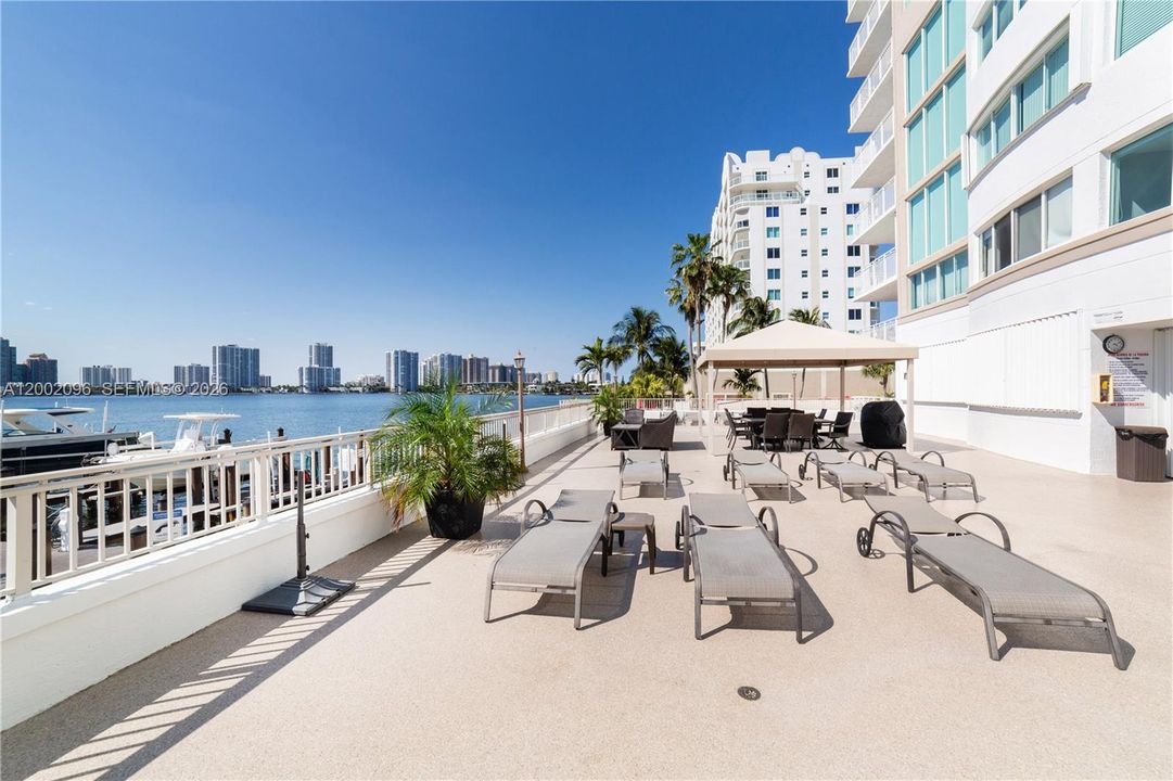 For Sale: $480,000 (2 beds, 2 baths, 1090 Square Feet)