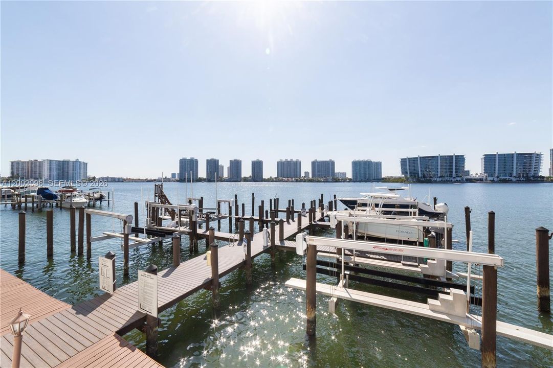 For Sale: $480,000 (2 beds, 2 baths, 1090 Square Feet)