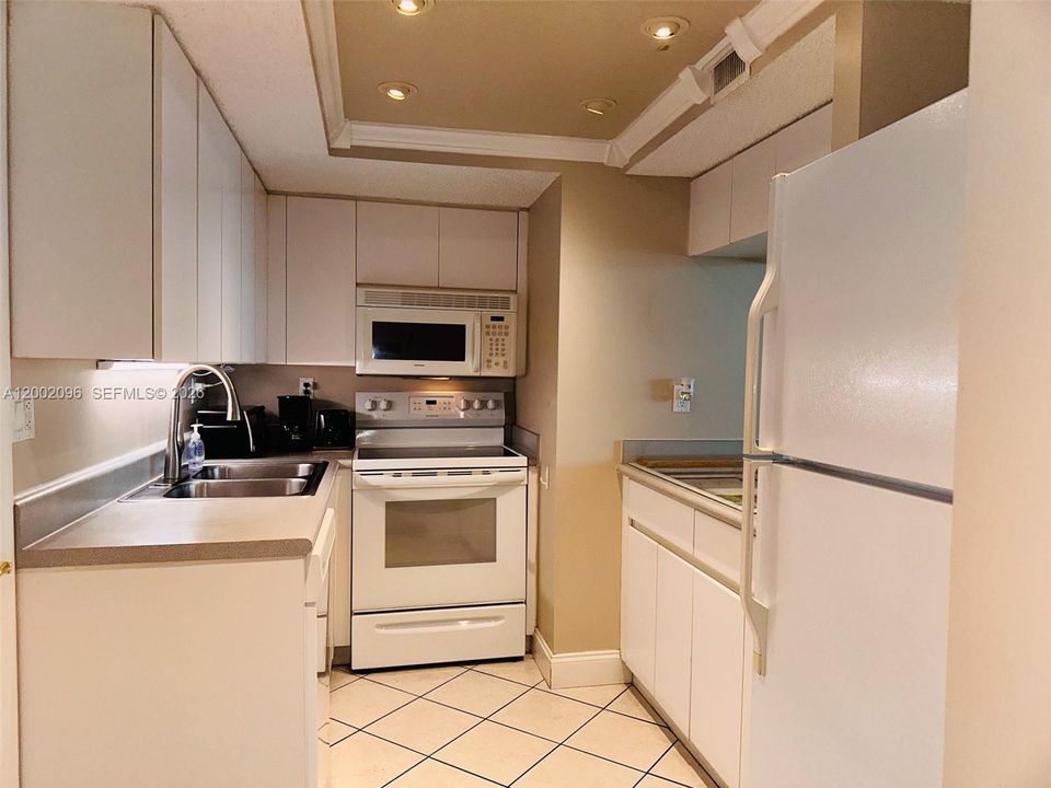 For Sale: $480,000 (2 beds, 2 baths, 1090 Square Feet)