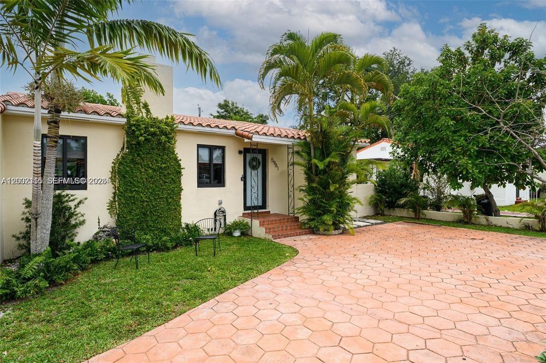 Под контрактом: $4,950 (3 спален, 2 ванн, 1145 Квадратных фут)