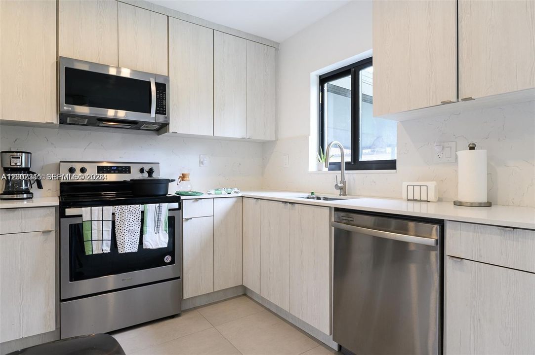 Под контрактом: $4,950 (3 спален, 2 ванн, 1145 Квадратных фут)