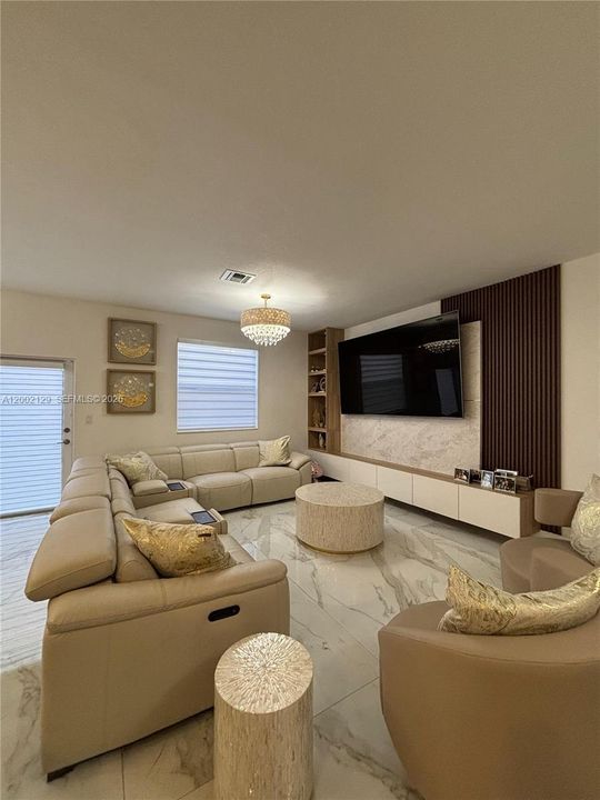 Activo con contrato: $845,000 (5 camas, 3 baños, 3033 Pies cuadrados)