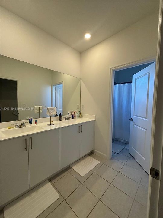 Activo con contrato: $845,000 (5 camas, 3 baños, 3033 Pies cuadrados)