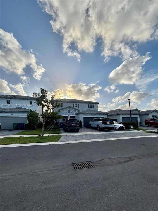 Activo con contrato: $845,000 (5 camas, 3 baños, 3033 Pies cuadrados)