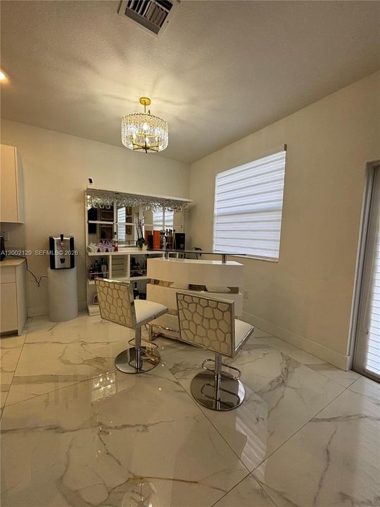 Activo con contrato: $845,000 (5 camas, 3 baños, 3033 Pies cuadrados)