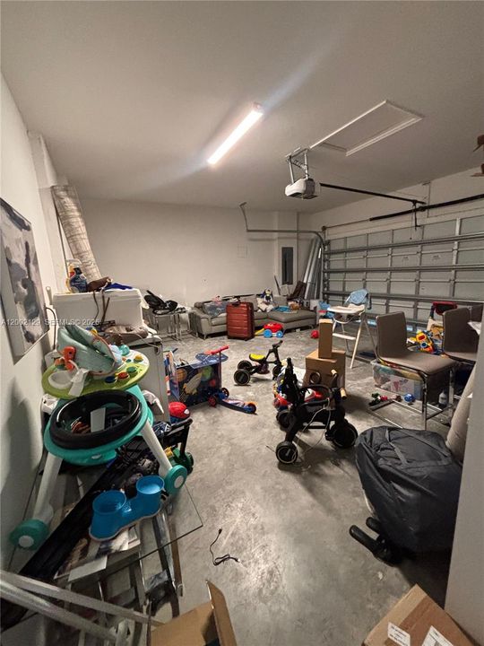 Activo con contrato: $845,000 (5 camas, 3 baños, 3033 Pies cuadrados)