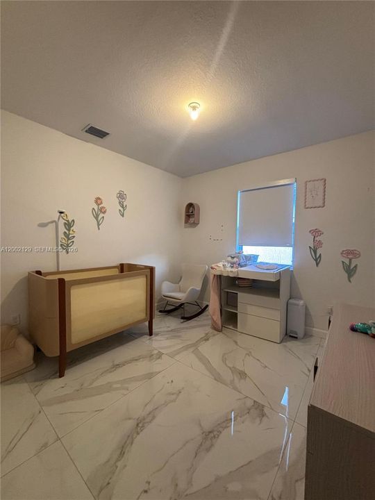 Activo con contrato: $845,000 (5 camas, 3 baños, 3033 Pies cuadrados)