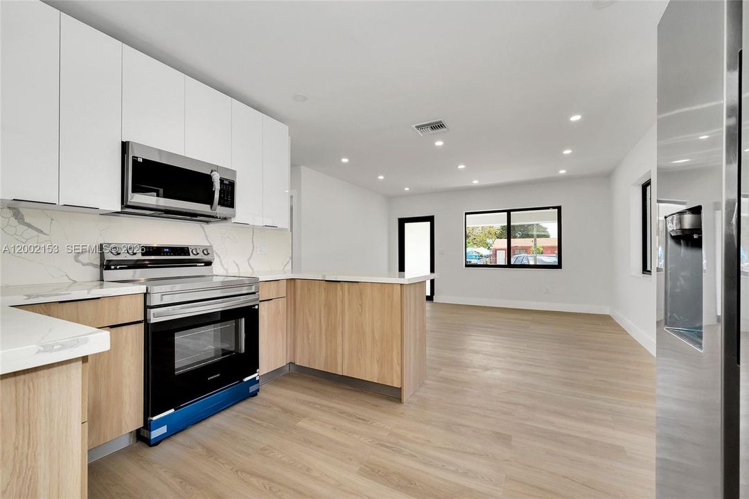 Active With Contract: $730,000 (5 beds, 4 baths, 1666 Square Feet)