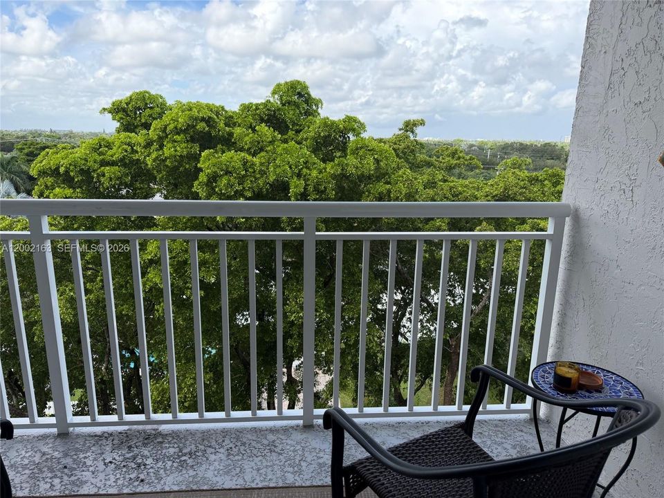 For Sale: $163,000 (1 beds, 1 baths, 768 Square Feet)