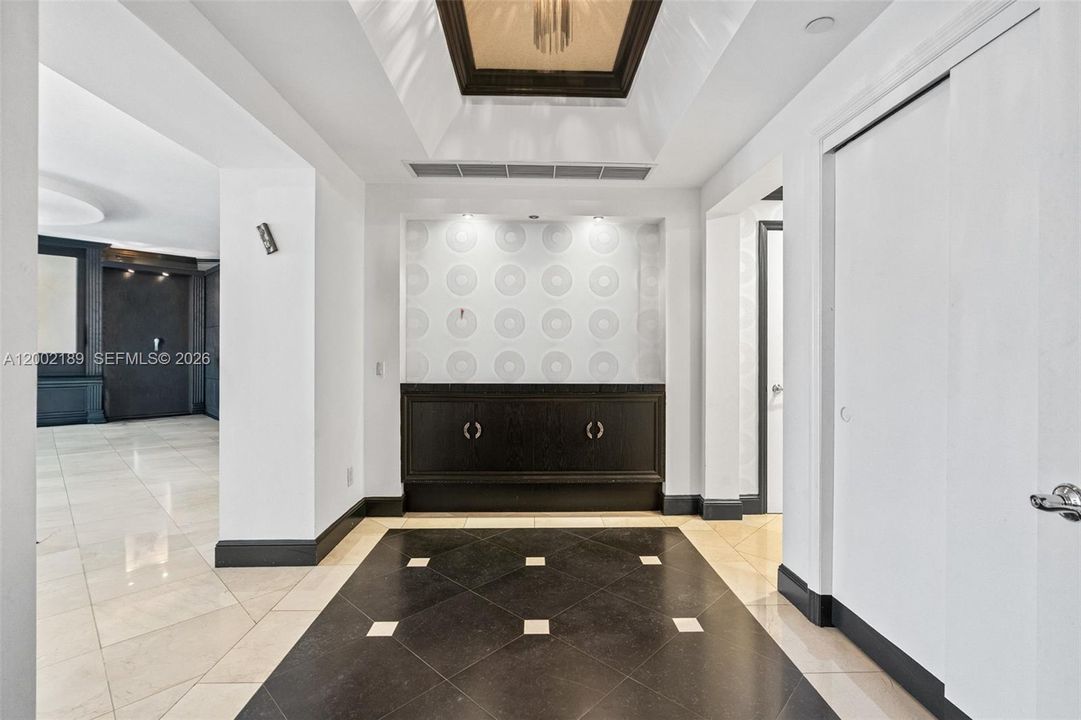En Venta: $940,000 (3 camas, 2 baños, 2640 Pies cuadrados)
