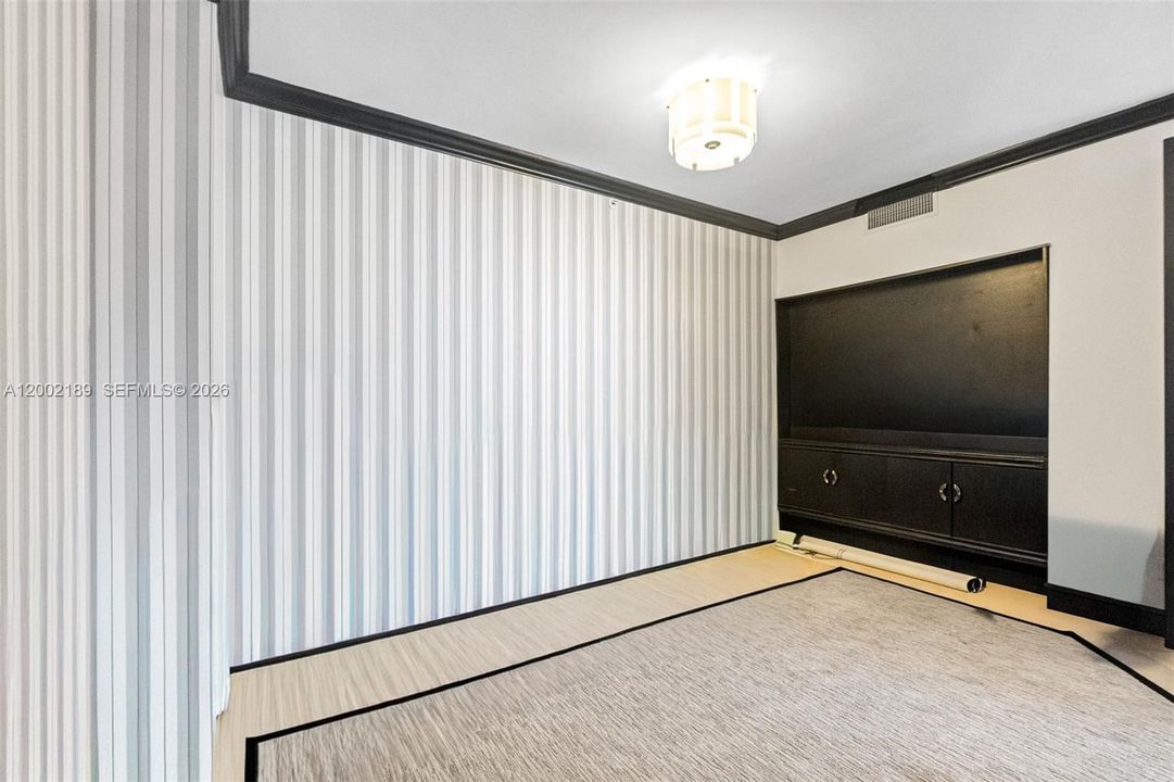En Venta: $940,000 (3 camas, 2 baños, 2640 Pies cuadrados)