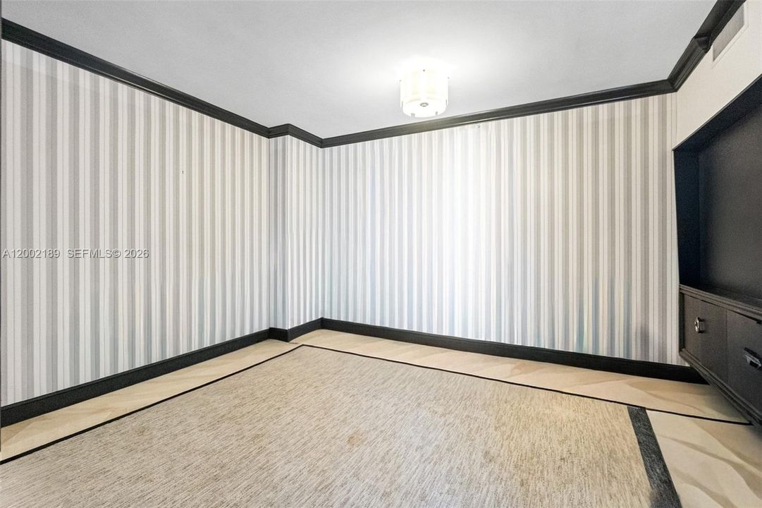 En Venta: $940,000 (3 camas, 2 baños, 2640 Pies cuadrados)