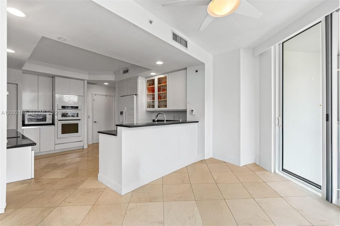 En Venta: $940,000 (3 camas, 2 baños, 2640 Pies cuadrados)