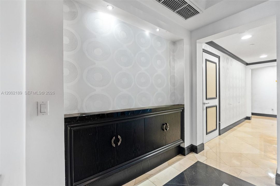 En Venta: $940,000 (3 camas, 2 baños, 2640 Pies cuadrados)