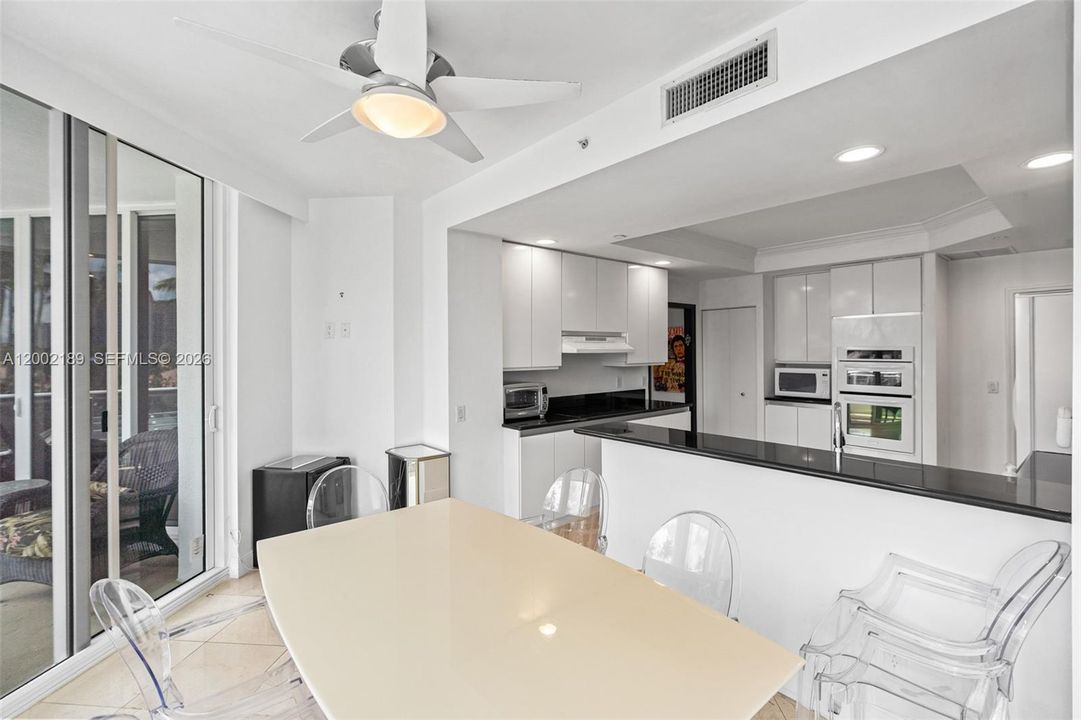 En Venta: $940,000 (3 camas, 2 baños, 2640 Pies cuadrados)