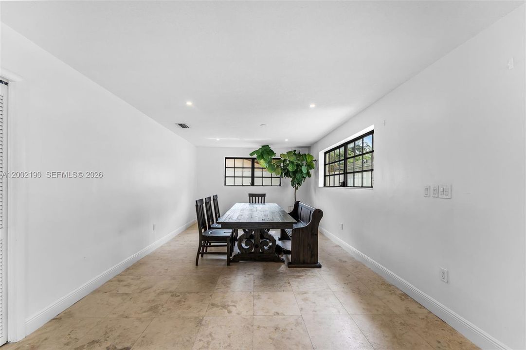 En Venta: $1,599,000 (5 camas, 3 baños, 3881 Pies cuadrados)