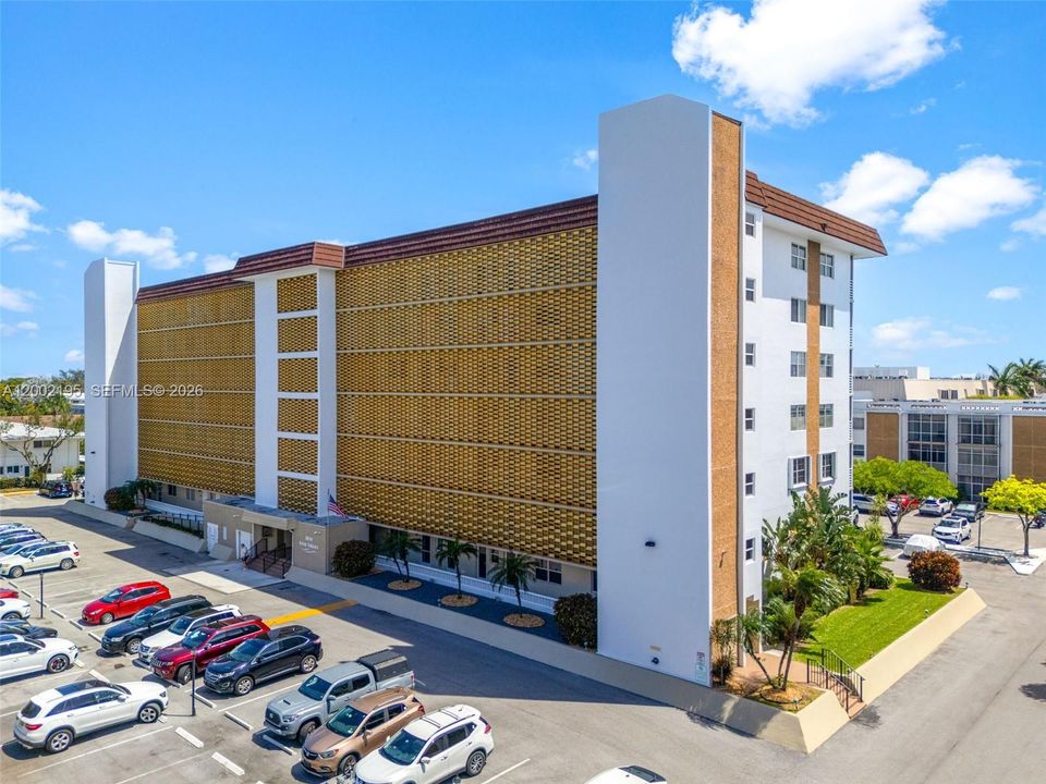 For Sale: $259,900 (2 beds, 2 baths, 912 Square Feet)
