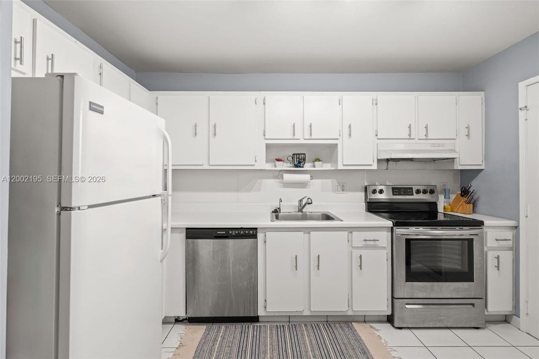 For Sale: $259,900 (2 beds, 2 baths, 912 Square Feet)