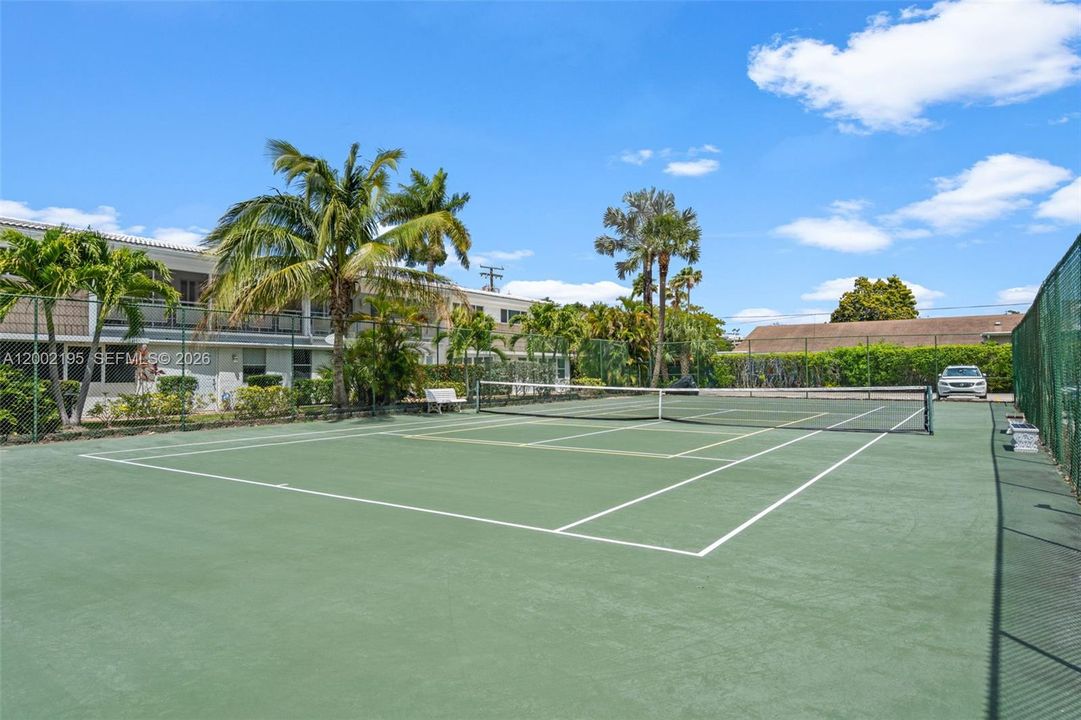 For Sale: $259,900 (2 beds, 2 baths, 912 Square Feet)