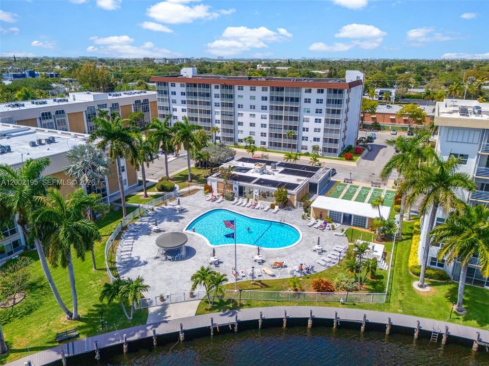For Sale: $259,900 (2 beds, 2 baths, 912 Square Feet)