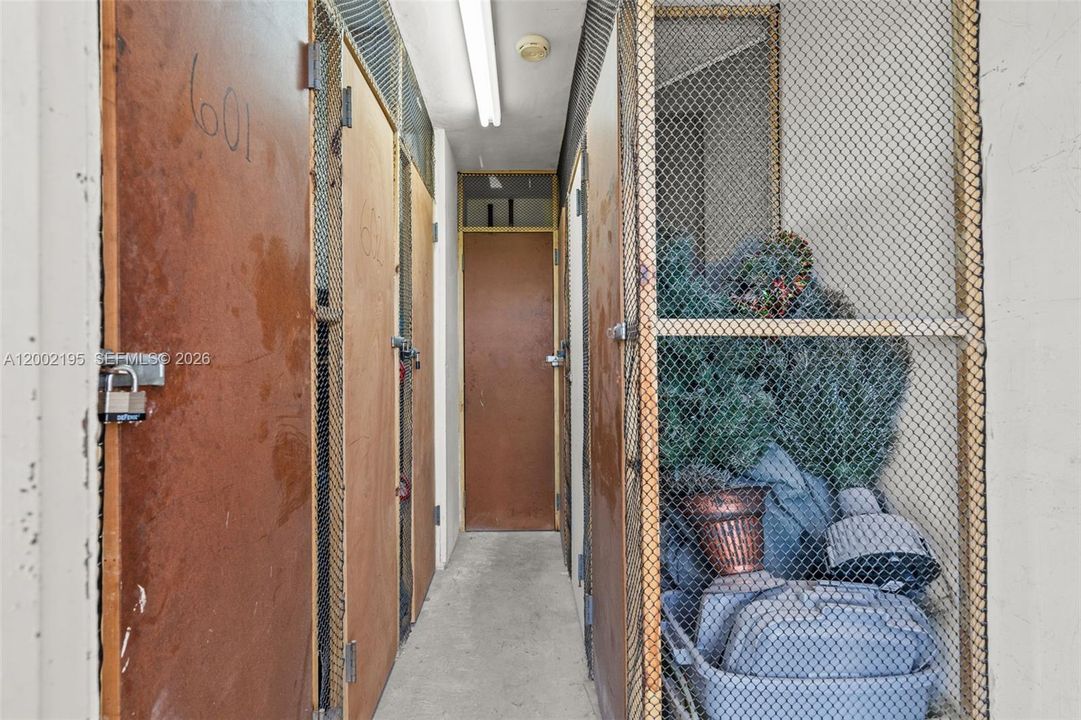 For Sale: $259,900 (2 beds, 2 baths, 912 Square Feet)