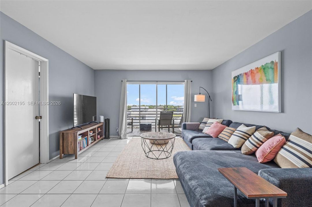 For Sale: $259,900 (2 beds, 2 baths, 912 Square Feet)