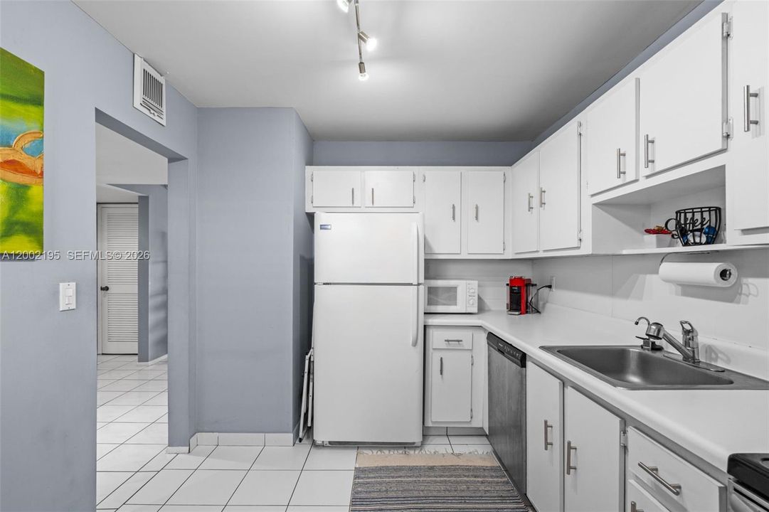 For Sale: $259,900 (2 beds, 2 baths, 912 Square Feet)