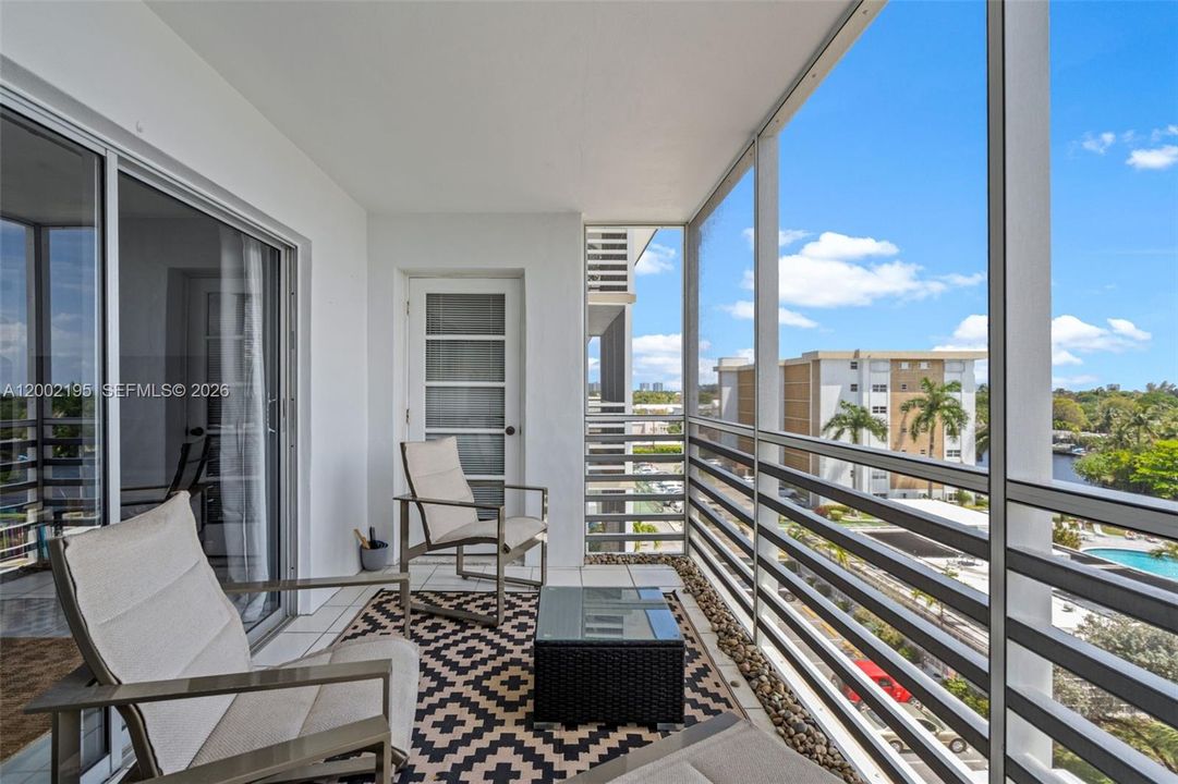 For Sale: $259,900 (2 beds, 2 baths, 912 Square Feet)
