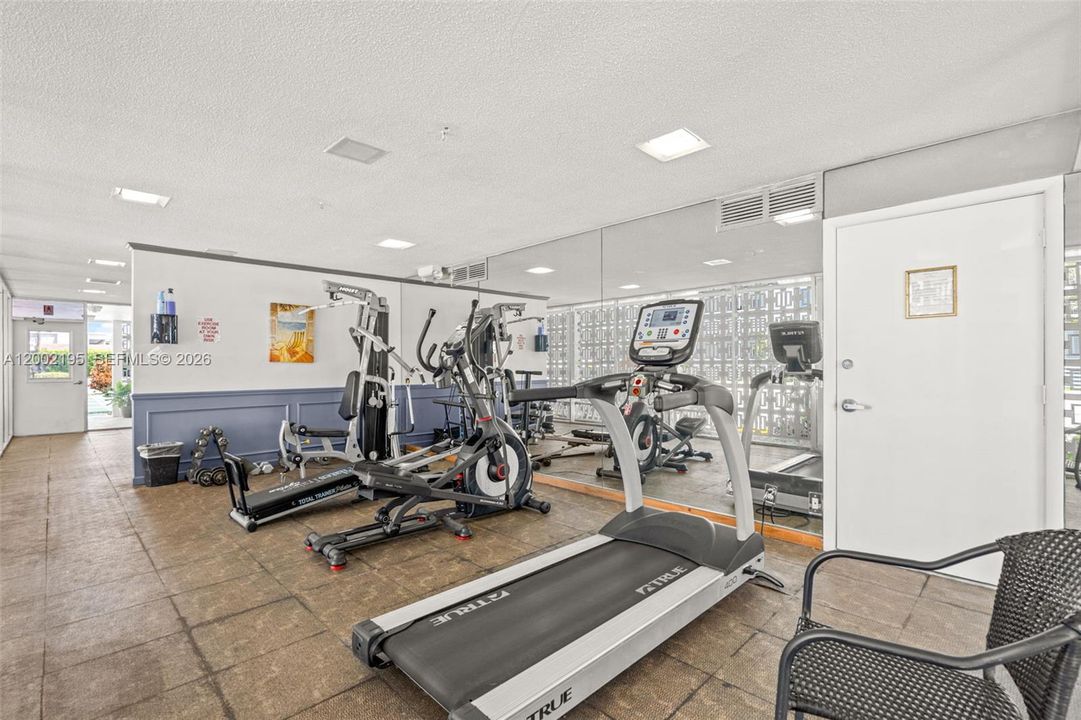For Sale: $259,900 (2 beds, 2 baths, 912 Square Feet)