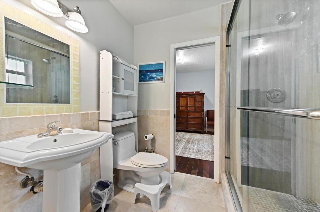 33 bathroom 01